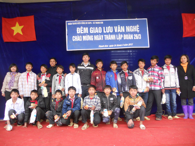 Những phần quà ý nghĩa đã được phân phát cho tất cả học sinh trong ngày 26-3