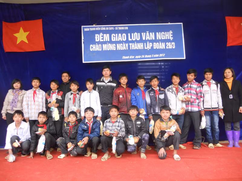 Những phần quà ý nghĩa đã được phân phát cho tất cả học sinh trong ngày 26-3