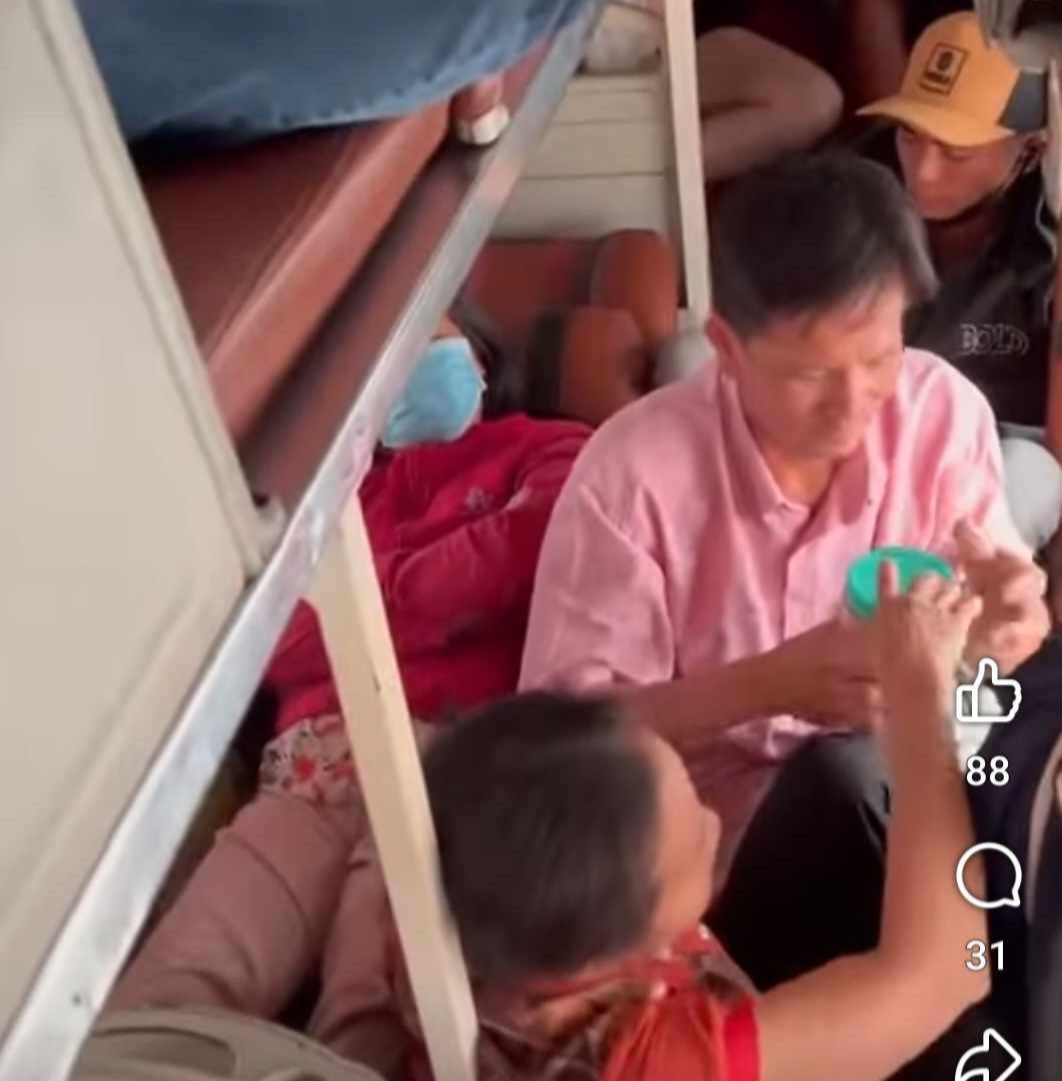 Hành khách ngồi la liệt trên lối đi, nhưng nhà xe cho rằng xe chở đúng số người quy định (Ảnh cắt từ clip).