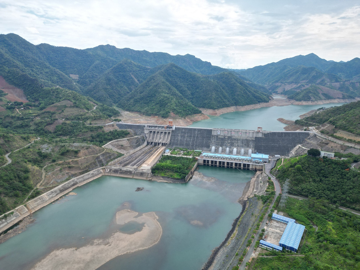 Mực nước hồ chứa của thủy điện Sơn La chỉ cao hơn mực nước chết hơn 1m.