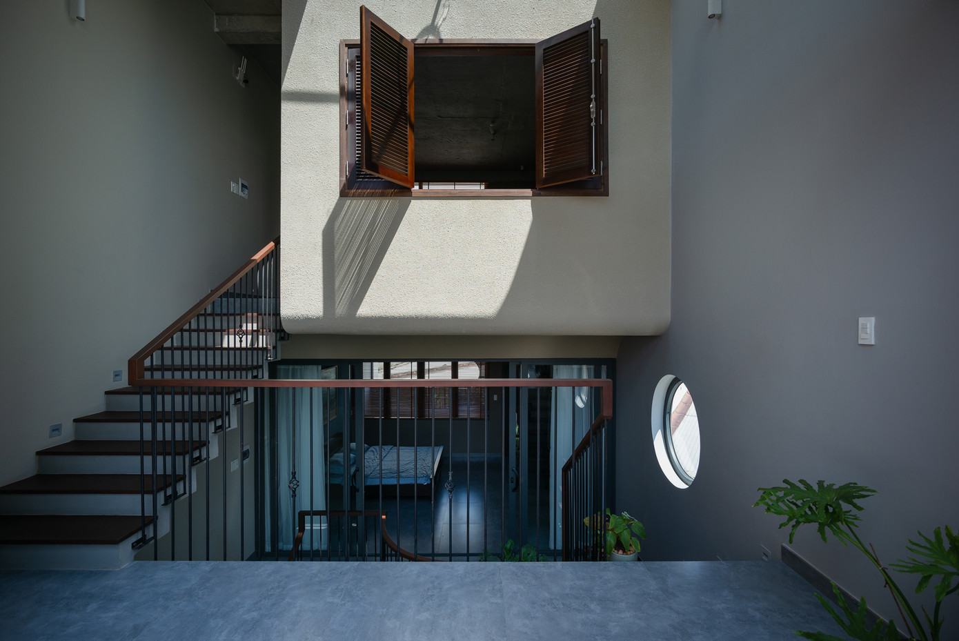 Thay vì sử dụng tường để phân chia không gian, nhóm thiết kế sử dụng các ô cửa lớn, giếng trời ở giữa và cuối nhà để ánh sáng xuyên vào nhà theo sự thay đổi thời gian trong ngày.