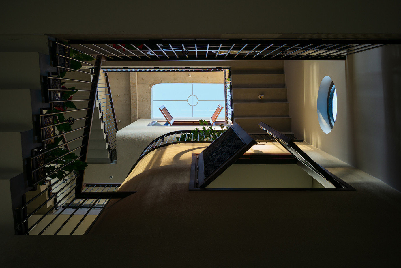 Không gian kết thúc bằng hệ thống cầu thang lên sân thượng, vị trí giao thông trên cầu thang được bố trí các chậu cây xanh giúp gia chủ gắn kết với thiên nhiên hơn khi di chuyển.