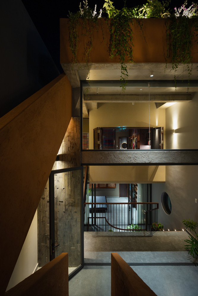 Ngôi nhà này nằm trong một con hẻm khá nhỏ ở thành phố Mỹ Tho (Tiền Giang), được người con trai xây dựng để dành tặng cho cha và mẹ của mình.