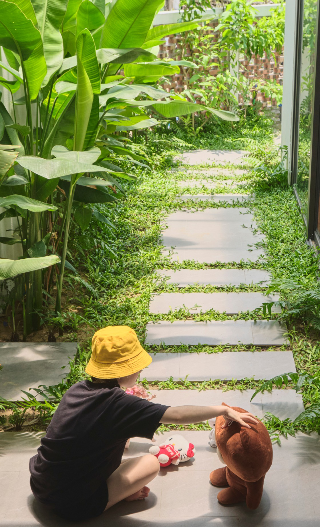 Các khoảng sân trong và phía sau không chỉ là điểm nhấn mở rộng tầm nhìn, nới lỏng không gian mà còn là nơi để để gia đình thư giãn, tận hưởng thiên nhiên ngay trong chính ngôi nhà của mình và tái tạo năng lượng sau một ngày dài. Các khoảng sân trong và phía sau không chỉ là điểm nhấn mở rộng tầm nhìn, nới lỏng không gian mà còn là nơi để để gia đình thư giãn, tận hưởng thiên nhiên ngay trong chính ngôi nhà của mình và tái tạo năng lượng sau một ngày dài.