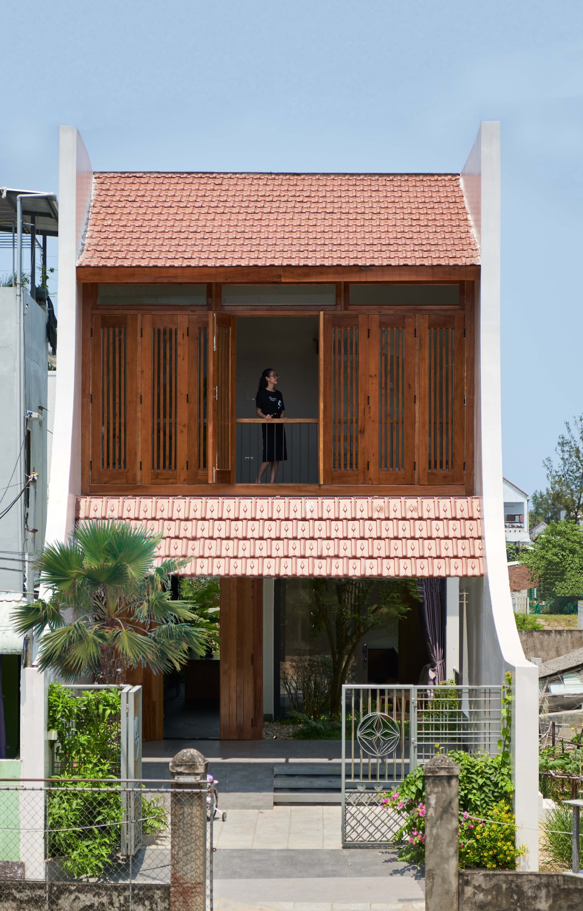 Ngôi nhà này nằm ở Quảng Nam, được thiết kế dựa trên sự kết nối giữa kiến trúc, cảnh quan và thiên nhiên tạo nên một không gian sống yên bình và nên thơ. Ngôi nhà này nằm ở Quảng Nam, được thiết kế dựa trên sự kết nối giữa kiến trúc, cảnh quan và thiên nhiên tạo nên một không gian sống yên bình và nên thơ.