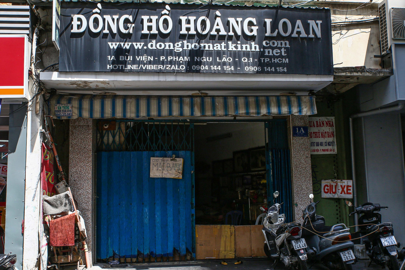 Gần đây, không khó để tìm thấy những mặt bằng để trống với tấm biển rao bán hoặc cho thuê ở phố Tây Bùi Viện và những con đường lân cận như Đề Thám, Đỗ Quang Đẩu.