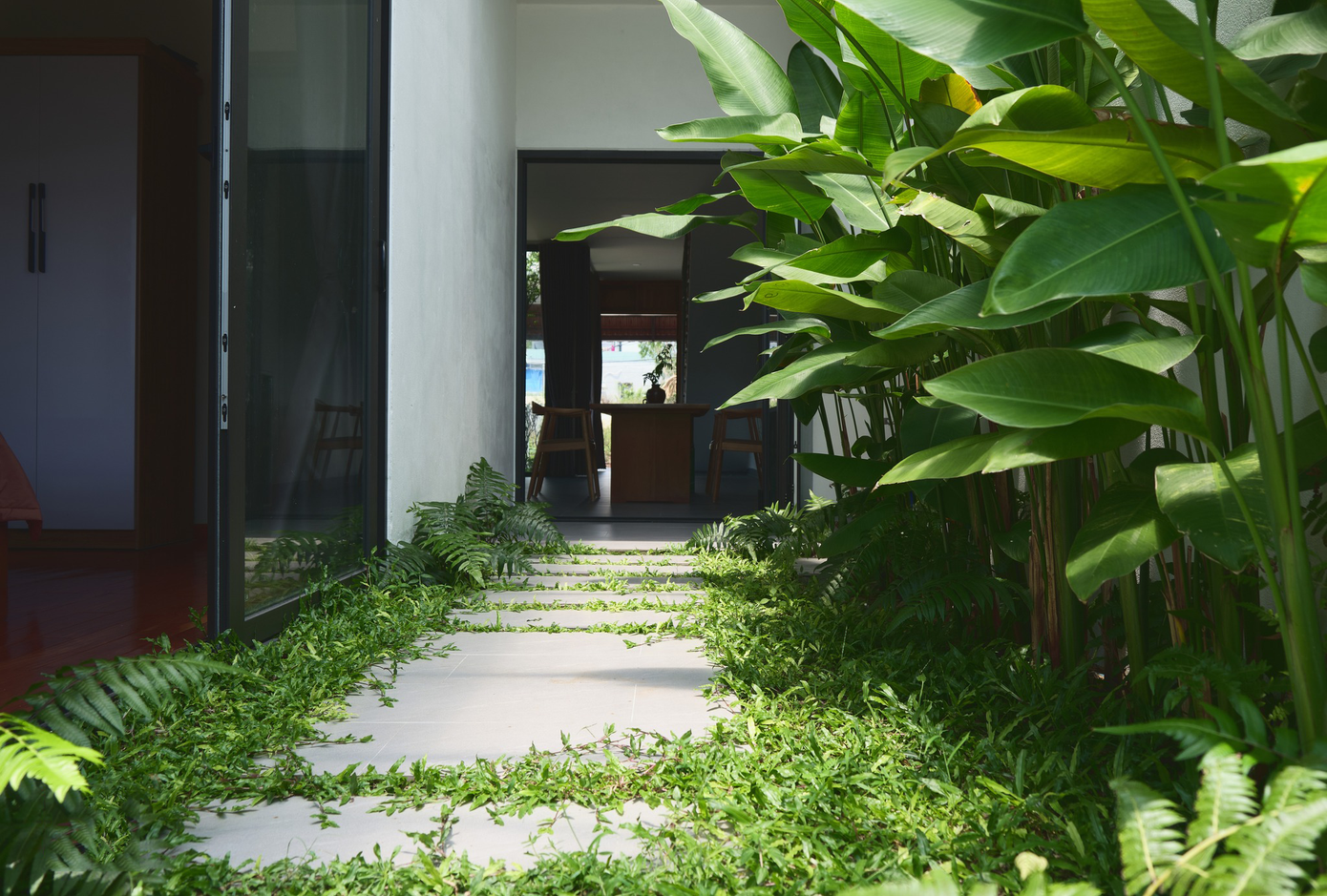 Các khoảng sân trong và phía sau không chỉ là điểm nhấn mở rộng tầm nhìn, nới lỏng không gian mà còn là nơi để để gia đình thư giãn, tận hưởng thiên nhiên ngay trong chính ngôi nhà của mình và tái tạo năng lượng sau một ngày dài. Các khoảng sân trong và phía sau không chỉ là điểm nhấn mở rộng tầm nhìn, nới lỏng không gian mà còn là nơi để để gia đình thư giãn, tận hưởng thiên nhiên ngay trong chính ngôi nhà của mình và tái tạo năng lượng sau một ngày dài.