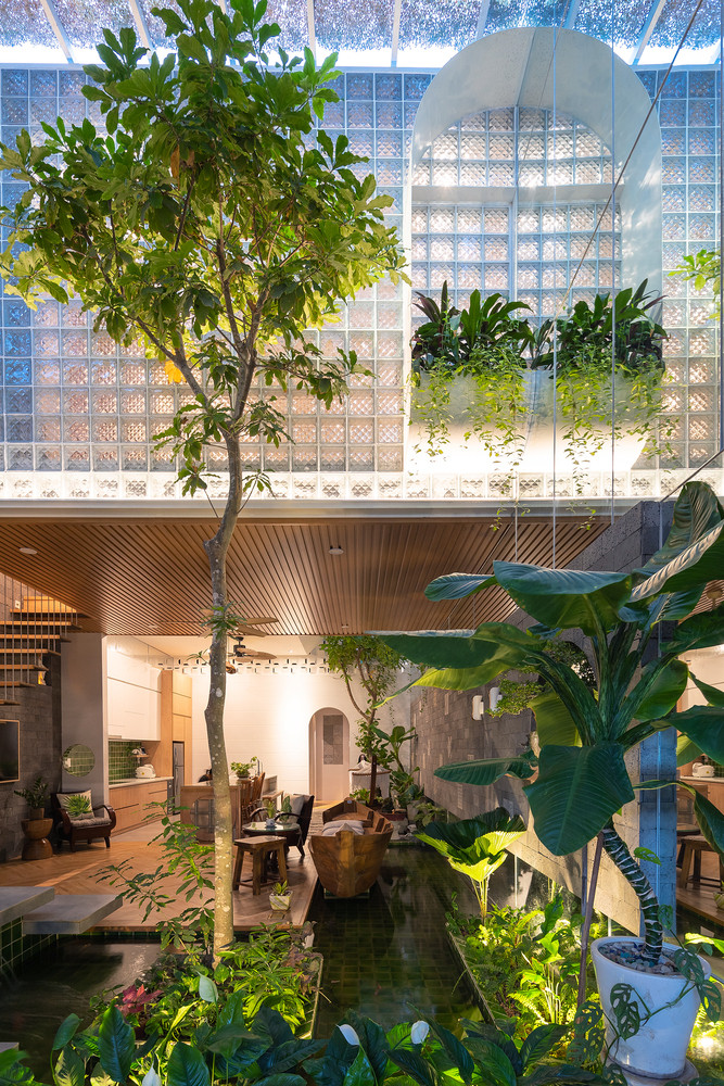 Thiết kế sử dụng gạch kính để mô phỏng các mô hình sóng, gợi nhớ đến vùng sông nước miền Tây của Việt Nam cũng như nhấn mạnh các đường cong thẩm mỹ của mặt tiền. Thiết kế sử dụng gạch kính để mô phỏng các mô hình sóng, gợi nhớ đến vùng sông nước miền Tây của Việt Nam cũng như nhấn mạnh các đường cong thẩm mỹ của mặt tiền.