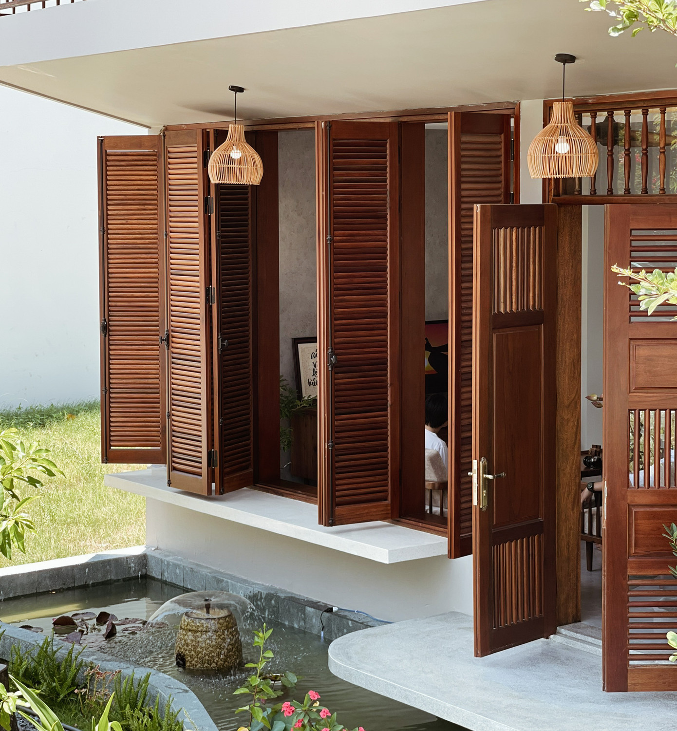 Sự chuyển tiếp không gian nhiều chiều từ trong ra ngoài và từ trên xuống dưới, sự liên kết giữa không gian chung và riêng được đội ngũ kiến trúc sư của An Nam nhấn mạnh bằng hệ cửa gỗ lá sách. Sự chuyển tiếp không gian nhiều chiều từ trong ra ngoài và từ trên xuống dưới, sự liên kết giữa không gian chung và riêng được đội ngũ kiến trúc sư của An Nam nhấn mạnh bằng hệ cửa gỗ lá sách.