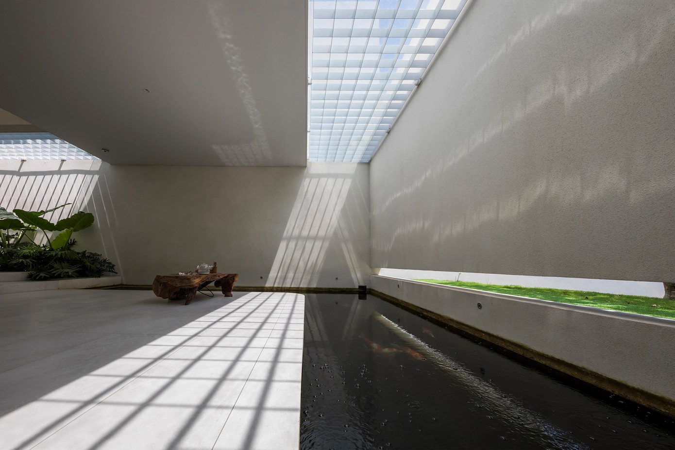 Nhờ việc tạo ra hình dạng mặt cắt khác nhau cho cùng một diện tích tương đương, ngôi nhà tạo ra cảm giác khác nhau cho từng không gian. Nhờ việc tạo ra hình dạng mặt cắt khác nhau cho cùng một diện tích tương đương, ngôi nhà tạo ra cảm giác khác nhau cho từng không gian.