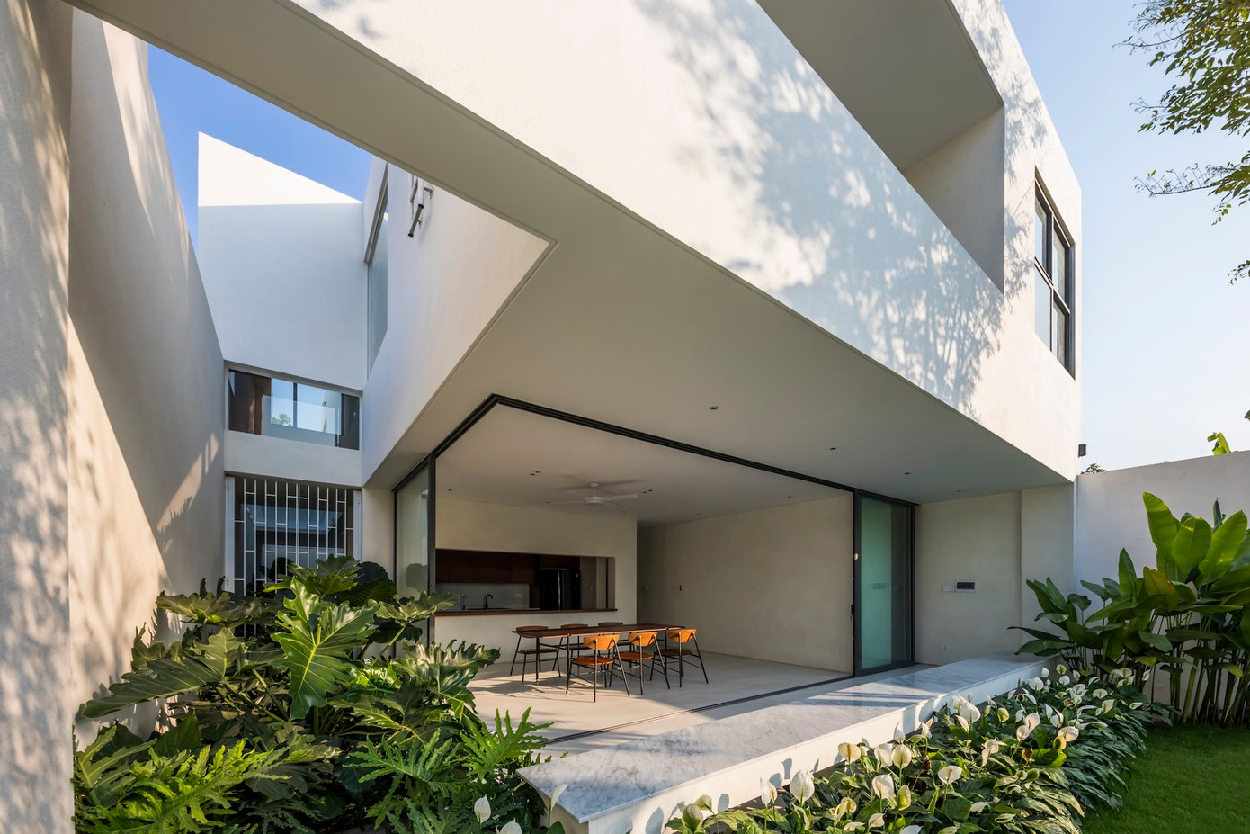 Ranh giới giữa trong và ngoài bị xóa nhòa. Ranh giới giữa trong và ngoài bị xóa nhòa.