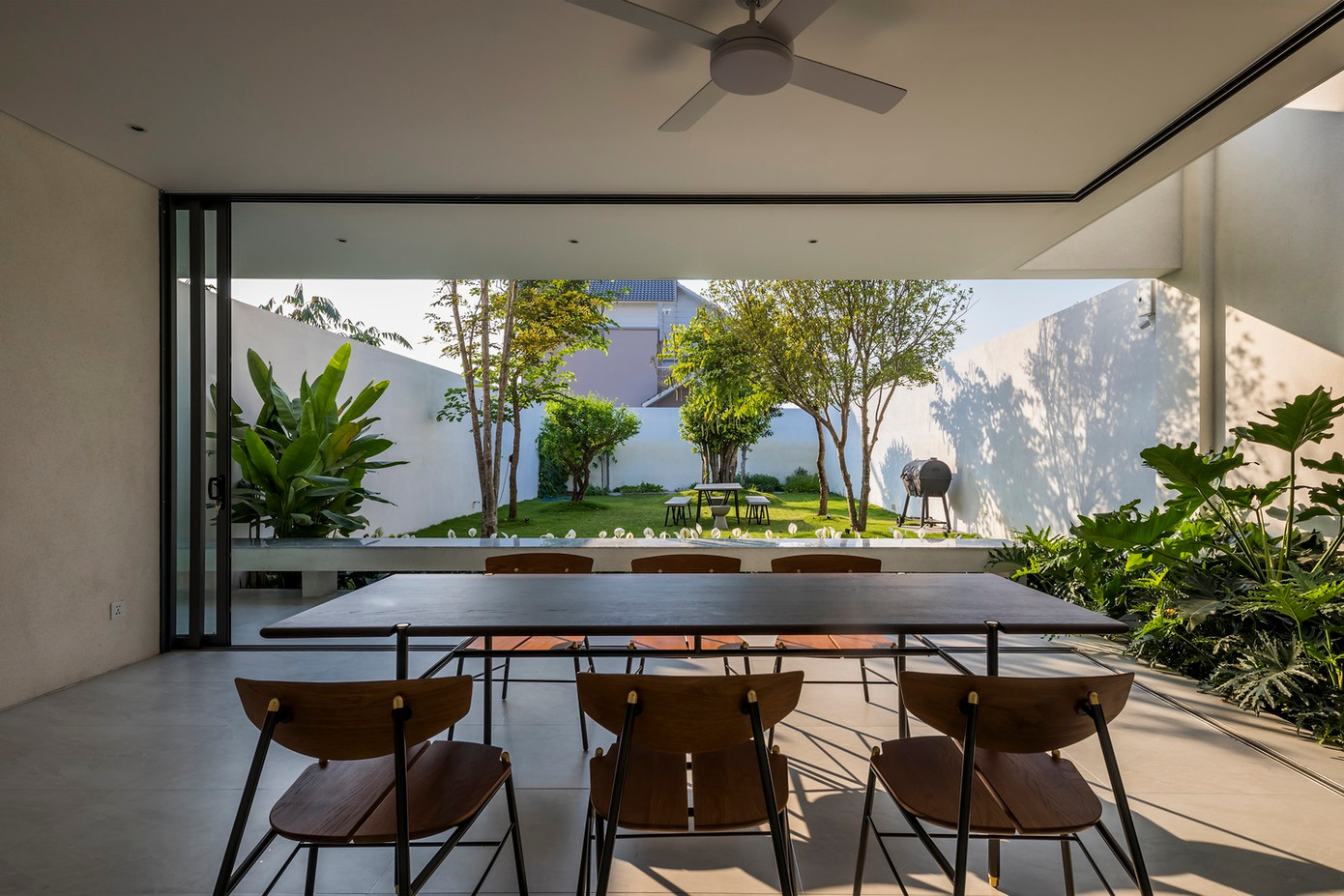 Không gian phòng bếp thoáng đãng với view nhìn ra khu vườn xanh ngát. Không gian phòng bếp thoáng đãng với view nhìn ra khu vườn xanh ngát.