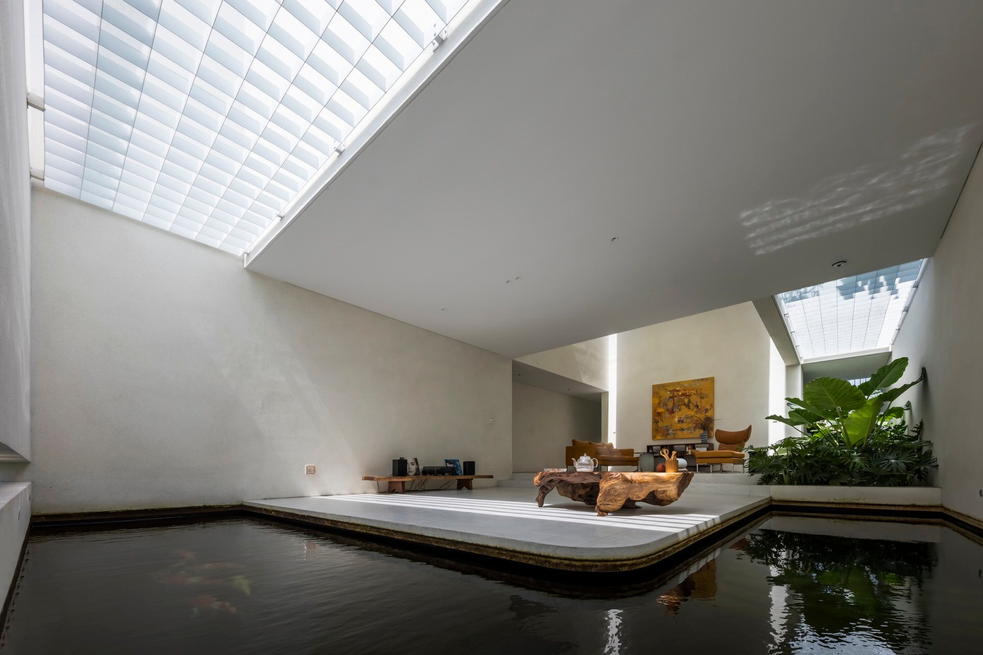 Nhóm kiến trúc sư thiết kế ngôi nhà với nhiều khoảng trống nhất có thể giống như không gian trong một cái hang. Nhóm kiến trúc sư thiết kế ngôi nhà với nhiều khoảng trống nhất có thể giống như không gian trong một cái hang.