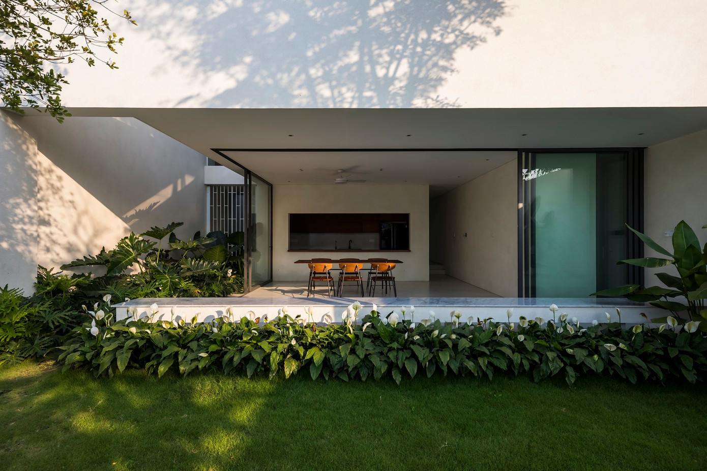 Cây xanh được bố trí ở mọi không gian trong nhà. Cây xanh được bố trí ở mọi không gian trong nhà.