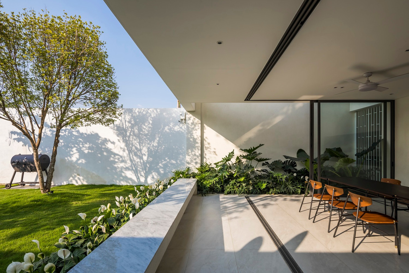 Ánh sáng được thiết lập có chủ ý với các vùng trực tiếp, gián tiếp phân tách không gian thành các thành phần khác nhau. Ánh sáng được thiết lập có chủ ý với các vùng trực tiếp, gián tiếp phân tách không gian thành các thành phần khác nhau.