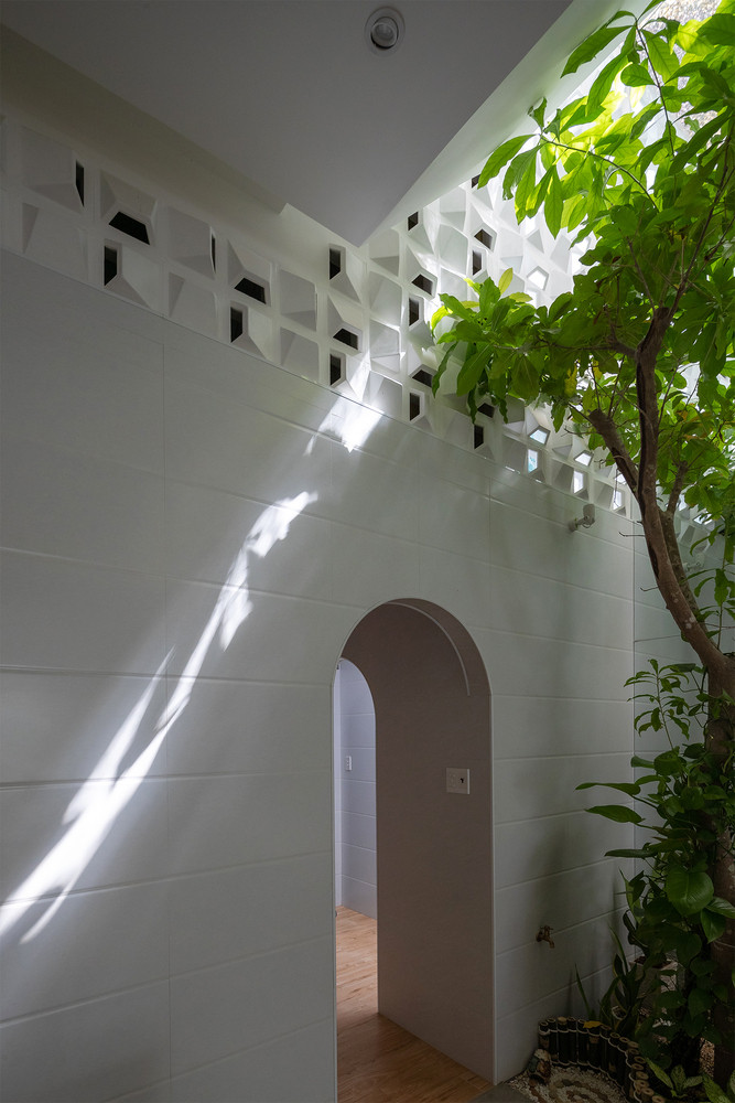 Thiết kế sử dụng gạch thông gió vừa để bảo vệ ngôi nhà vừa cho phép lưu thông không khí từ mặt tiền đến mọi ngóc ngách. Thiết kế sử dụng gạch thông gió vừa để bảo vệ ngôi nhà vừa cho phép lưu thông không khí từ mặt tiền đến mọi ngóc ngách.