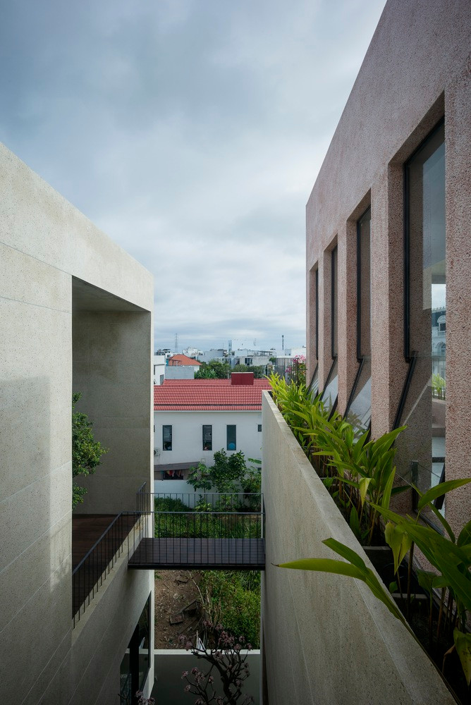 Hai khối biệt thự được thiết kế sao cho mỗi căn đều có sân vườn của mình mà vẫn đảm bảo sự riêng tư. Hai khối biệt thự được thiết kế sao cho mỗi căn đều có sân vườn của mình mà vẫn đảm bảo sự riêng tư.