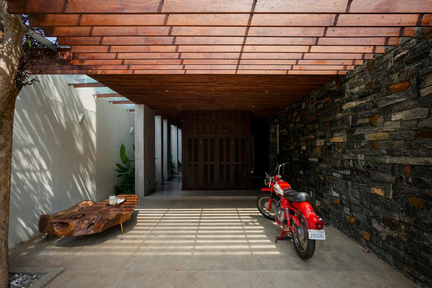 Khoảng sân, hiên, khoảng đệm được thiết kế để giải quyết vấn đề bức xạ nhiệt, gió Tây khô nóng, hạn chế mưa vào mùa nồm, thiết kế tạo nhiều khoảng đệm cùng với các ô thoáng lớn, đưa hơi ẩm của mặt nước vào, mảng màu xanh lá cây, bóng râm của mái hiên và cửa chớp. Khoảng sân, hiên, khoảng đệm được thiết kế để giải quyết vấn đề bức xạ nhiệt, gió Tây khô nóng, hạn chế mưa vào mùa nồm, thiết kế tạo nhiều khoảng đệm cùng với các ô thoáng lớn, đưa hơi ẩm của mặt nước vào, mảng màu xanh lá cây, bóng râm của mái hiên và cửa chớp.