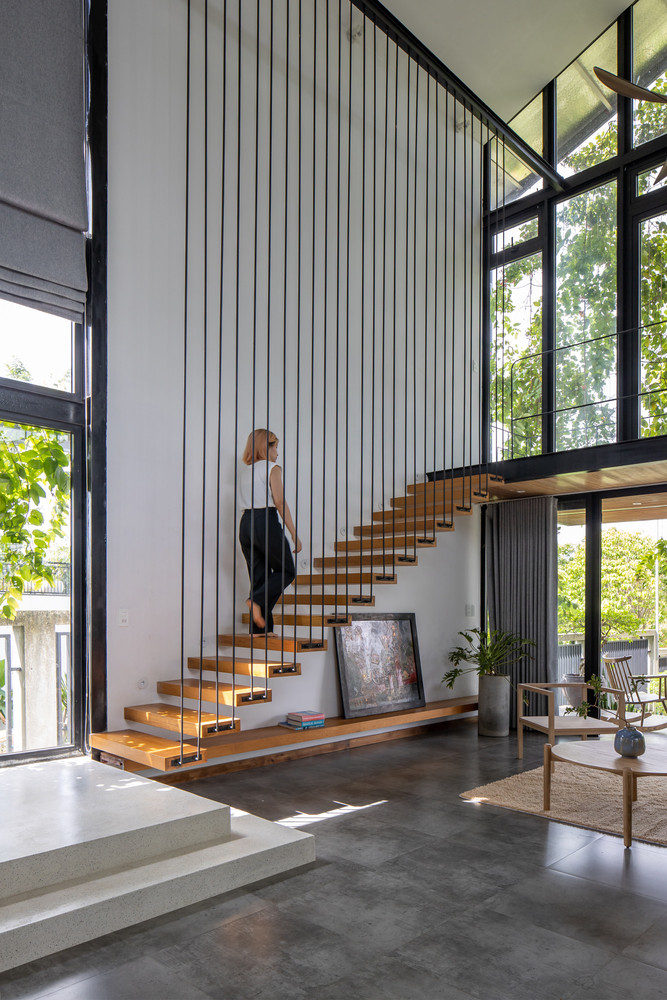 Tầng lửng được hình thành do chênh lệch cao độ giữa tầng hầm và tầng một; tầng lửng được coi là một sân thượng được thiết kế để kết nối tầm nhìn từ sườn đồi vào nhà và ngược lại.