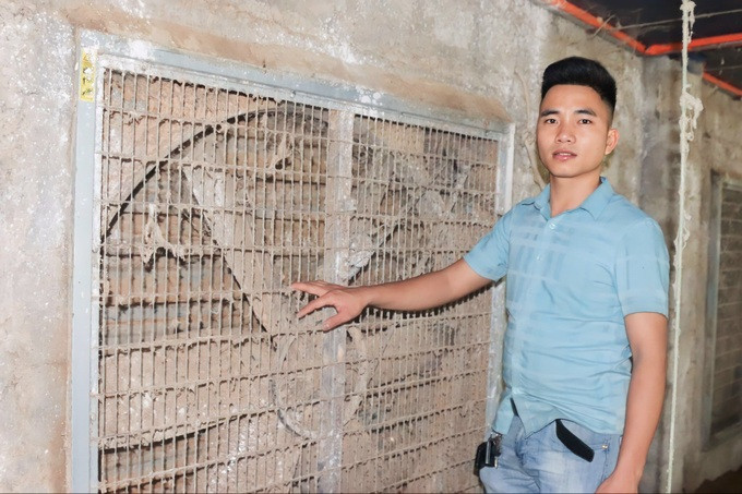 Ông chủ trẻ cho lắp đặt hệ thống quạt làm mát quanh chuồng trại, trần nhà để giúp gà tránh nóng vào mùa hè. Ảnh: V.C. Ông chủ trẻ cho lắp đặt hệ thống quạt làm mát quanh chuồng trại, trần nhà để giúp gà tránh nóng vào mùa hè. Ảnh: V.C.
