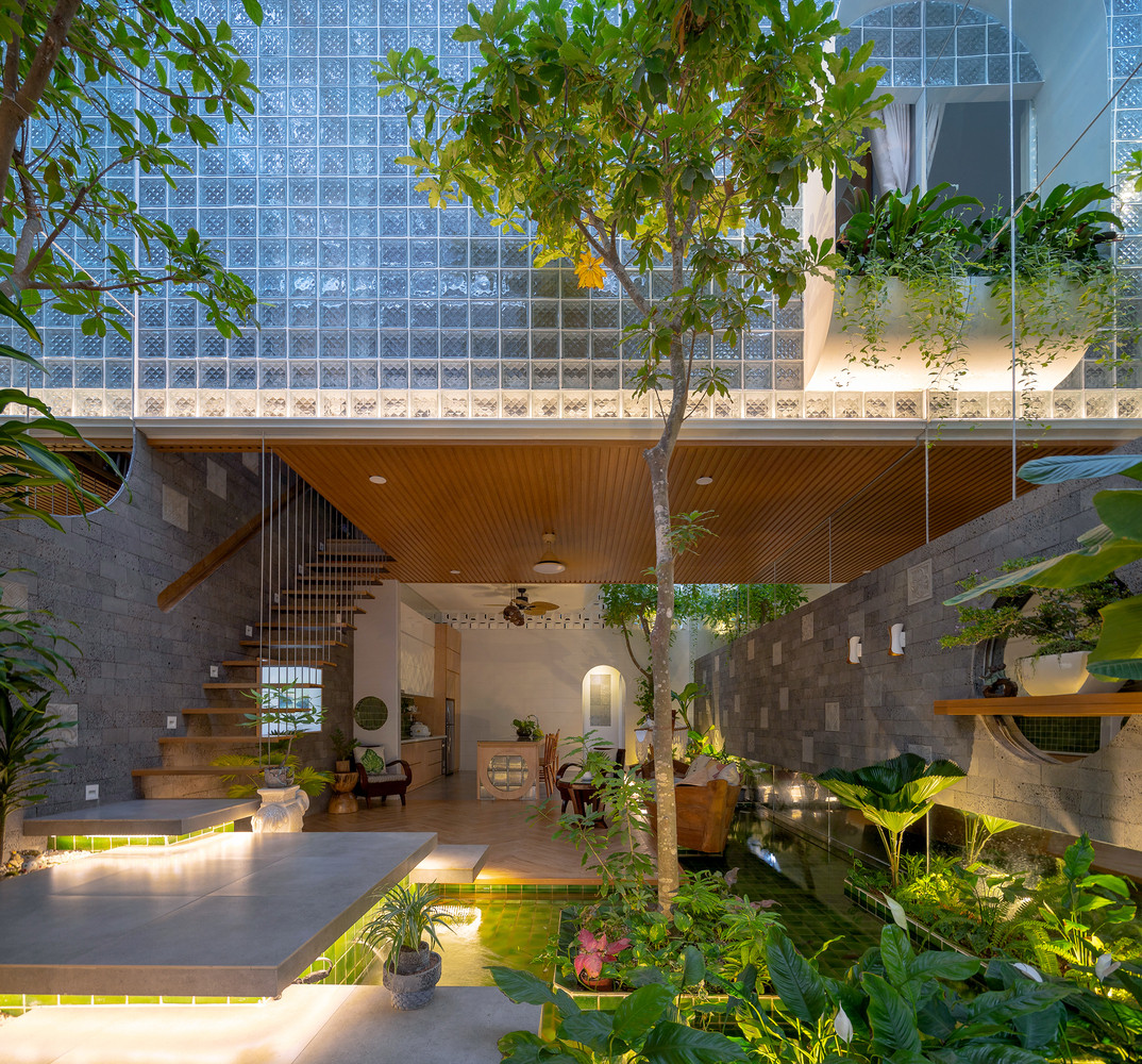 Kiến trúc sư cũng hợp nhất phòng khách và nhà bếp thành một không gian thống nhất thông qua nghệ thuật “cho mượn không gian”. Do đó, không gian bếp và phòng ăn có thể được mở rộng linh hoạt bằng cách bổ sung bàn ăn từ 6 đến 18 chỗ cho những dịp đặc biệt hoặc cho những nhóm khách đông người. Kiến trúc sư cũng hợp nhất phòng khách và nhà bếp thành một không gian thống nhất thông qua nghệ thuật “cho mượn không gian”. Do đó, không gian bếp và phòng ăn có thể được mở rộng linh hoạt bằng cách bổ sung bàn ăn từ 6 đến 18 chỗ cho những dịp đặc biệt hoặc cho những nhóm khách đông người.