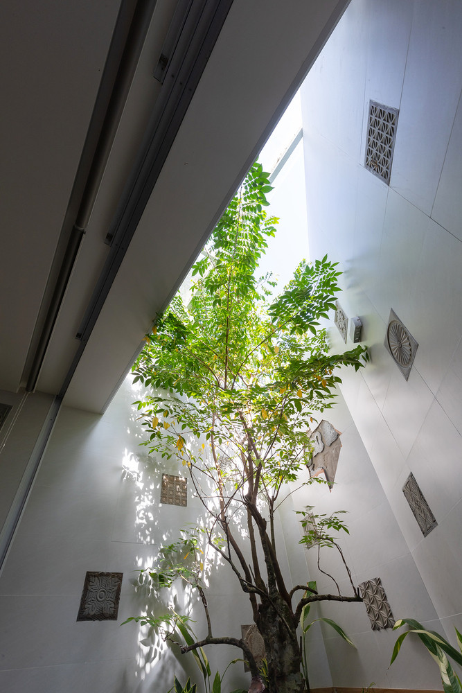 Thiết kế sử dụng gạch thông gió vừa để bảo vệ ngôi nhà vừa cho phép lưu thông không khí từ mặt tiền đến mọi ngóc ngách. Thiết kế sử dụng gạch thông gió vừa để bảo vệ ngôi nhà vừa cho phép lưu thông không khí từ mặt tiền đến mọi ngóc ngách.