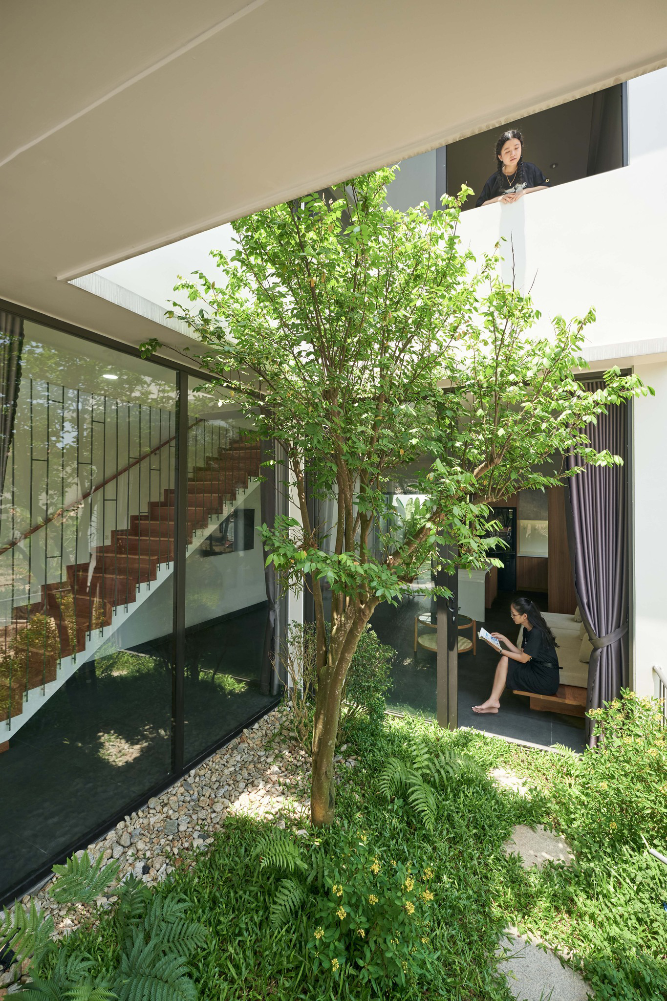 Các khoảng sân trong và phía sau không chỉ là điểm nhấn mở rộng tầm nhìn, nới lỏng không gian mà còn là nơi để để gia đình thư giãn, tận hưởng thiên nhiên ngay trong chính ngôi nhà của mình và tái tạo năng lượng sau một ngày dài. Các khoảng sân trong và phía sau không chỉ là điểm nhấn mở rộng tầm nhìn, nới lỏng không gian mà còn là nơi để để gia đình thư giãn, tận hưởng thiên nhiên ngay trong chính ngôi nhà của mình và tái tạo năng lượng sau một ngày dài.