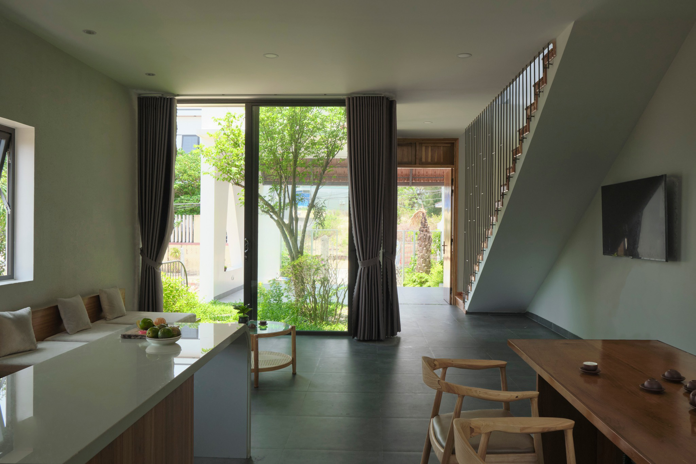 Nội thất căn nhà sử dụng những vật liệu tự nhiên thân thuộc nhằm mang đến cảm giác ấm cúng cho các không gian sinh hoạt chung. Tiết giảm trang trí để làm nổi bật lên tất cả các nét đẹp mộc mạc, tự nhiên của căn nhà. Nội thất căn nhà sử dụng những vật liệu tự nhiên thân thuộc nhằm mang đến cảm giác ấm cúng cho các không gian sinh hoạt chung. Tiết giảm trang trí để làm nổi bật lên tất cả các nét đẹp mộc mạc, tự nhiên của căn nhà.