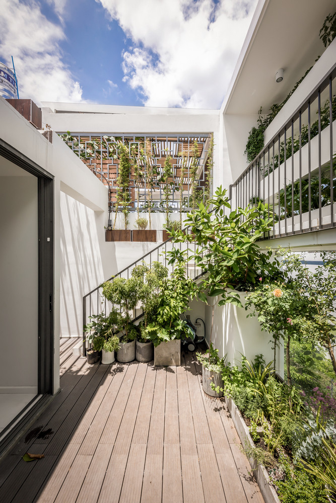 Hai khu vườn nhỏ ở giữa và sau tầng trệt là khoảng xanh cho ngôi nhà.