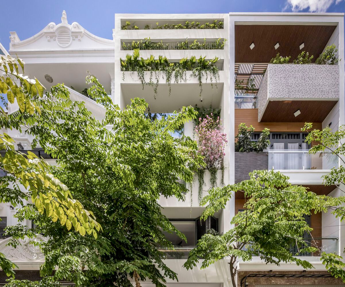 Ngôi nhà này tọa lạc tại một khu đất có kích thước 5x16m và kẹp giữa hai ngôi nhà, mặt tiền hướng ra con phố nhỏ và phía sau là một ngôi nhà khác.