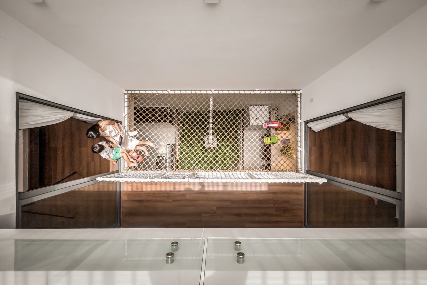 Phòng ngủ của người lớn được thêm vào giữa hai khu vườn ở tầng trệt, 2 phòng ngủ cho con 5 tuổi và bố mẹ ở tầng 2.