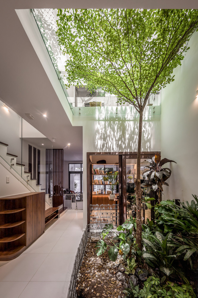 Nhờ cách thiết kế ấn tượng, mọi không gian trong nhà đều có hai mặt thông gió nên luôn luôn mát mẻ và ngập tràn ánh sáng được lọc qua các tán cây.