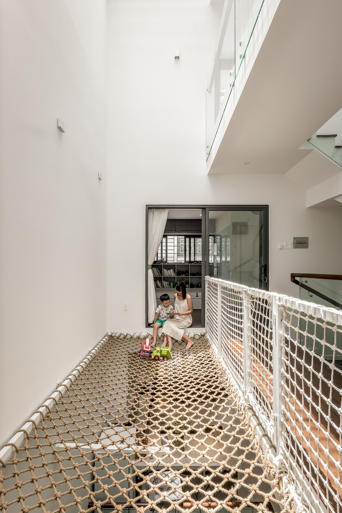 Nhờ cách thiết kế ấn tượng, mọi không gian trong nhà đều có hai mặt thông gió nên luôn luôn mát mẻ và ngập tràn ánh sáng được lọc qua các tán cây.