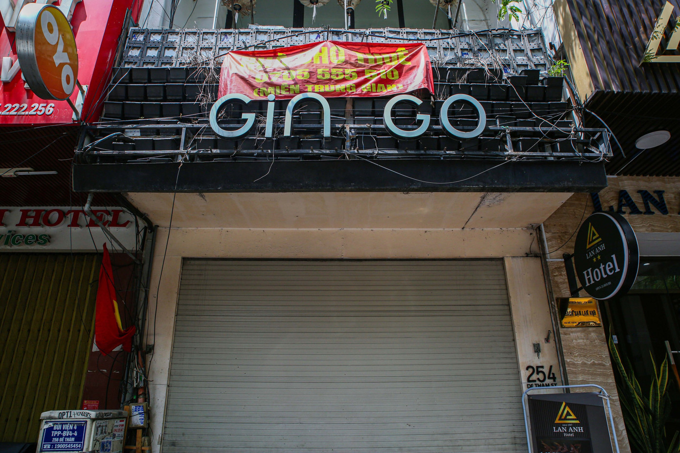 Mặt bằng này từng được một thương hiệu về đặc sản và quà tặng thuê nhưng hiện đóng cửa im lìm