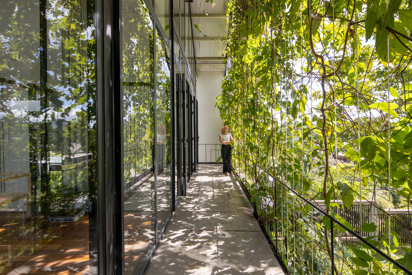 Các góc nhìn được xuyên qua nhiều lớp khoảng trống, tạo ra chiều sâu cho không gian.