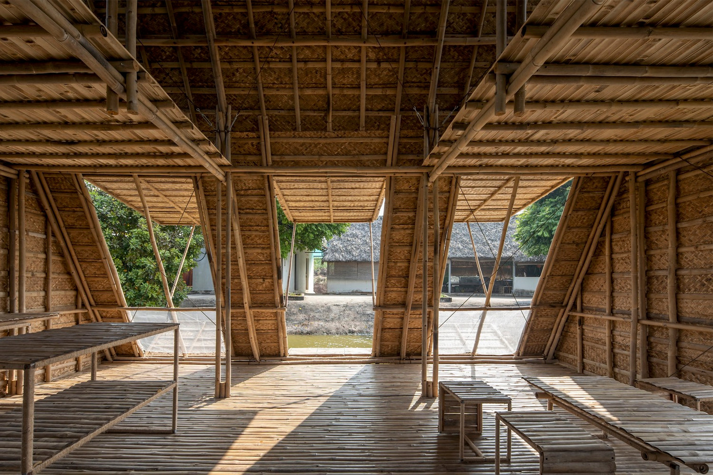 Ngôi nhà được che (bên ngoài) và ngăn (bên trong) bằng vật liệu nhẹ (tấm đan bằng tre nén, lá, tôn, mành tre,…) và có mái che lớn để thu nước mưa và khai thác năng lượng mặt trời.