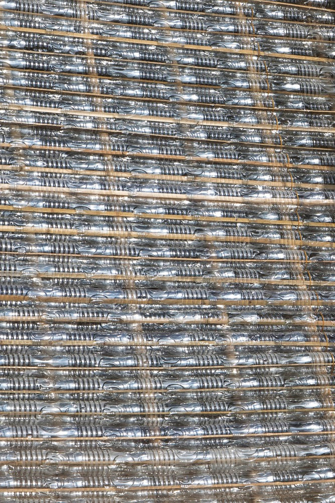 Ngôi nhà có thể nổi trên mặt nước nhờ hệ thống trống nhựa được buộc vào sàn bên dưới. Chính giữa nhà là bể chứa nước ngọt và bể phốt.