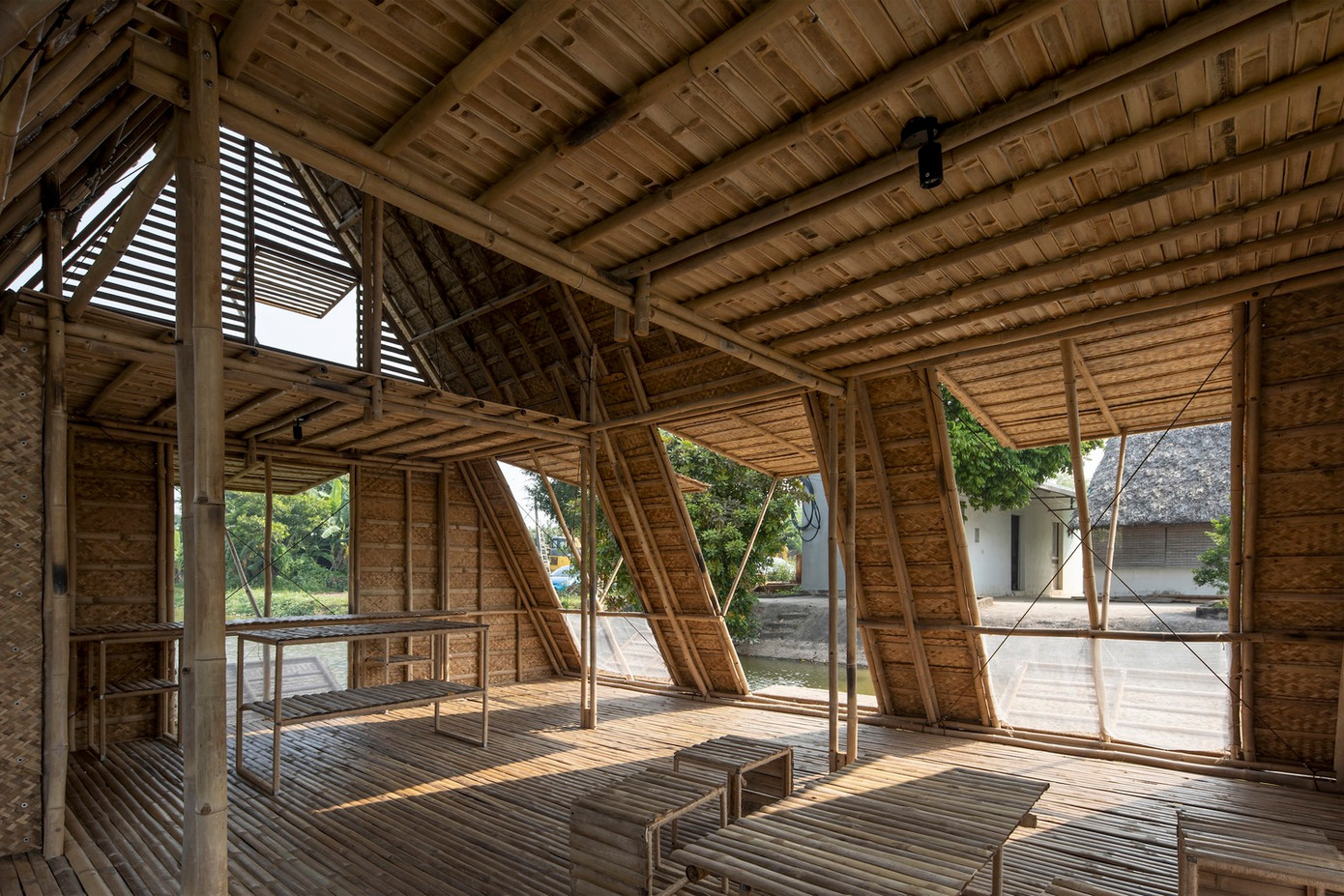 Mặt bằng vuông vắn (6m x 6m) có 2 tầng, có thể cơi nới để tăng diện tích sử dụng. Khi dỡ bỏ những tấm ván tầng 2, ngôi nhà trở nên rộng rãi hơn rất nhiều, gợi nhớ về nhà Rông, Đình làng.