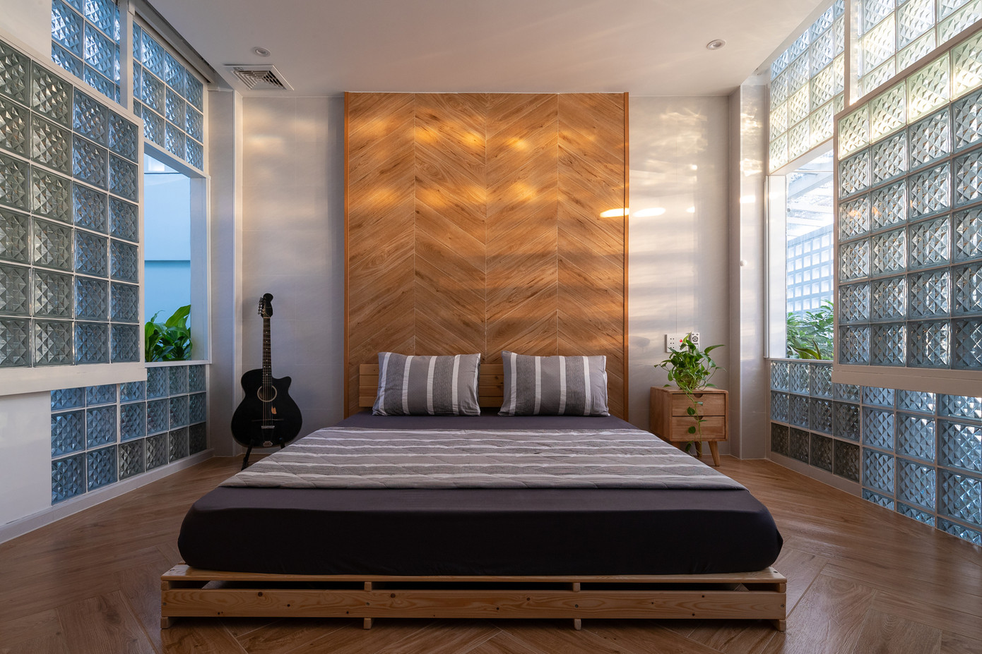 Những viên gạch kính không chỉ đảm bảo sự riêng tư cho không gian mở bên trong ngôi nhà mà còn cung cấp đủ ánh sáng tự nhiên. Những viên gạch kính không chỉ đảm bảo sự riêng tư cho không gian mở bên trong ngôi nhà mà còn cung cấp đủ ánh sáng tự nhiên.