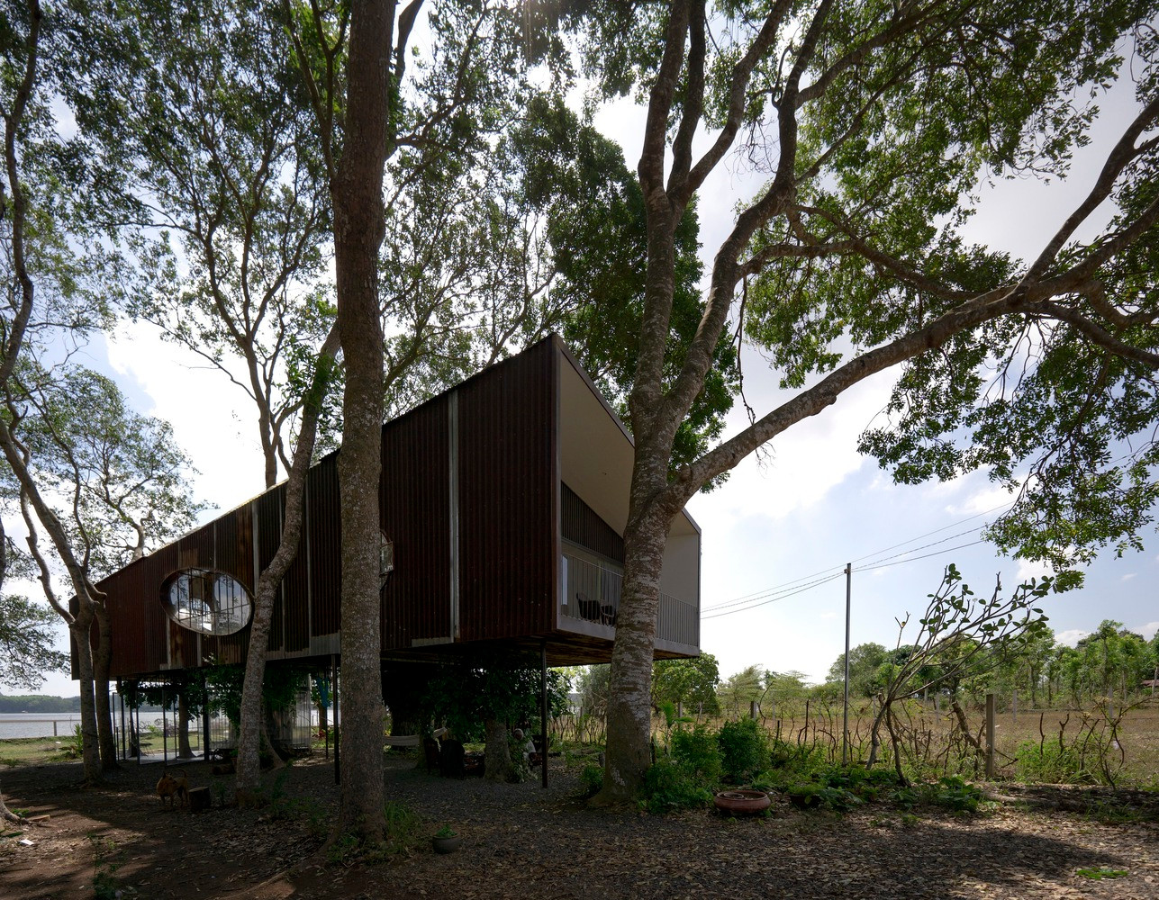 Công trình được đưa lên từ lòng đất, dựa vào những cây xà cừ to. Công trình được đưa lên từ lòng đất, dựa vào những cây xà cừ to.