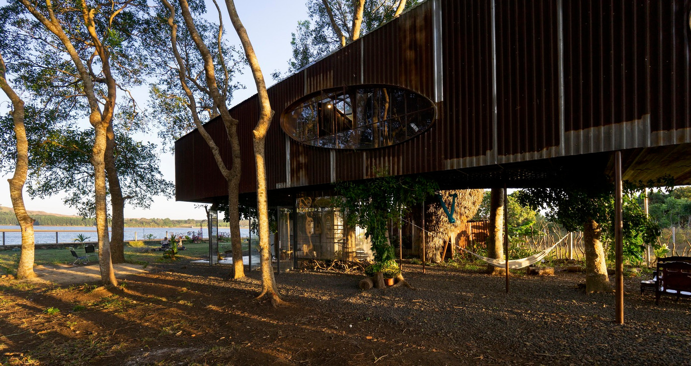 Nhờ cách thiết kế sáng tạo này, ngôi nhà luôn thông thoáng và mát mẻ hơn so với bên ngoài. Từ đó, không cần sử dụng các thiết bị làm mát như điều hòa và các thiết bị hiện đại khác, kể cả vào mùa hè. Nhờ cách thiết kế sáng tạo này, ngôi nhà luôn thông thoáng và mát mẻ hơn so với bên ngoài. Từ đó, không cần sử dụng các thiết bị làm mát như điều hòa và các thiết bị hiện đại khác, kể cả vào mùa hè.