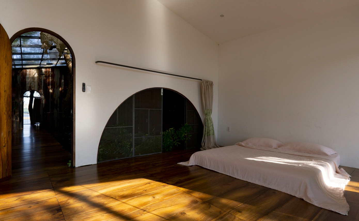 Công trình mang dáng vẻ bình dị, cổ kính của màu vật liệu đã nhuốm màu thời gian. Nhưng đồng thời vẫn giữ được những tính năng cần thiết của một ngôi nhà, đó là sự thoải mái, sự riêng tư cần thiết, sự linh hoạt và mời gọi. Công trình mang dáng vẻ bình dị, cổ kính của màu vật liệu đã nhuốm màu thời gian. Nhưng đồng thời vẫn giữ được những tính năng cần thiết của một ngôi nhà, đó là sự thoải mái, sự riêng tư cần thiết, sự linh hoạt và mời gọi.