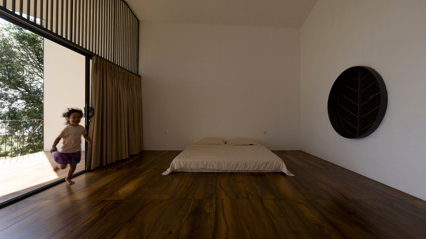 Công trình mang dáng vẻ bình dị, cổ kính của màu vật liệu đã nhuốm màu thời gian. Nhưng đồng thời vẫn giữ được những tính năng cần thiết của một ngôi nhà, đó là sự thoải mái, sự riêng tư cần thiết, sự linh hoạt và mời gọi. Công trình mang dáng vẻ bình dị, cổ kính của màu vật liệu đã nhuốm màu thời gian. Nhưng đồng thời vẫn giữ được những tính năng cần thiết của một ngôi nhà, đó là sự thoải mái, sự riêng tư cần thiết, sự linh hoạt và mời gọi.