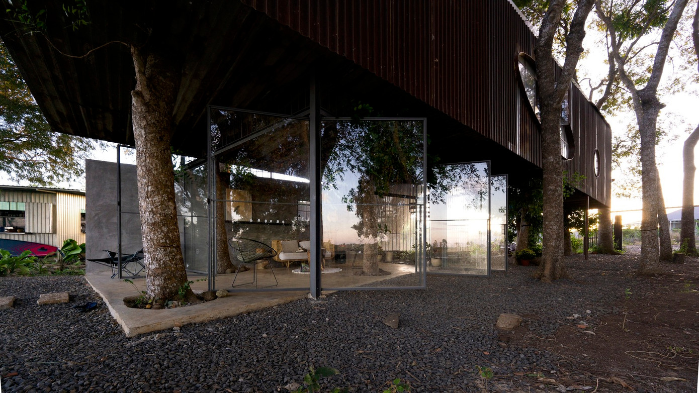 Công trình mang dáng vẻ mộc mạc, bình dị của những vật liệu xưa cũ, cùng với nội thất và mọi thứ trong nhà đều rất đơn giản và nhẹ nhàng, nhường chỗ cho nắng, gió và cây cối. Công trình mang dáng vẻ mộc mạc, bình dị của những vật liệu xưa cũ, cùng với nội thất và mọi thứ trong nhà đều rất đơn giản và nhẹ nhàng, nhường chỗ cho nắng, gió và cây cối.