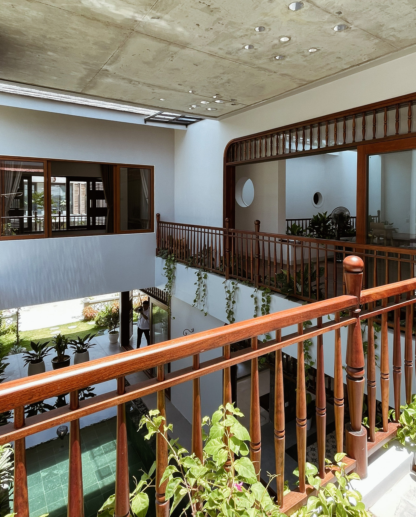 Giải pháp thông tầng được sử dụng linh hoạt thông minh để khai thác ánh sáng đến từng không gian sử dụng, đồng thời tăng cường việc đối lưu gió theo trục đứng từ tầng 1 lên tầng 2 và tầng 3. Giải pháp thông tầng được sử dụng linh hoạt thông minh để khai thác ánh sáng đến từng không gian sử dụng, đồng thời tăng cường việc đối lưu gió theo trục đứng từ tầng 1 lên tầng 2 và tầng 3.