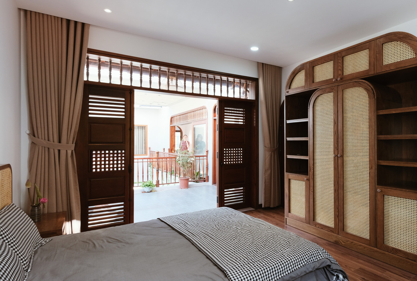 Nội thất của căn nhà được thiết kế theo phong cách indochine đan xen với vật dụng trang trí thô mộc như gỗ tự nhiên, gạch bông,.. mang đến sự thanh lịch, sang trọng nhưng vẫn nhã nhặn, gần gũi và ấm cúng. Nội thất của căn nhà được thiết kế theo phong cách indochine đan xen với vật dụng trang trí thô mộc như gỗ tự nhiên, gạch bông,.. mang đến sự thanh lịch, sang trọng nhưng vẫn nhã nhặn, gần gũi và ấm cúng.