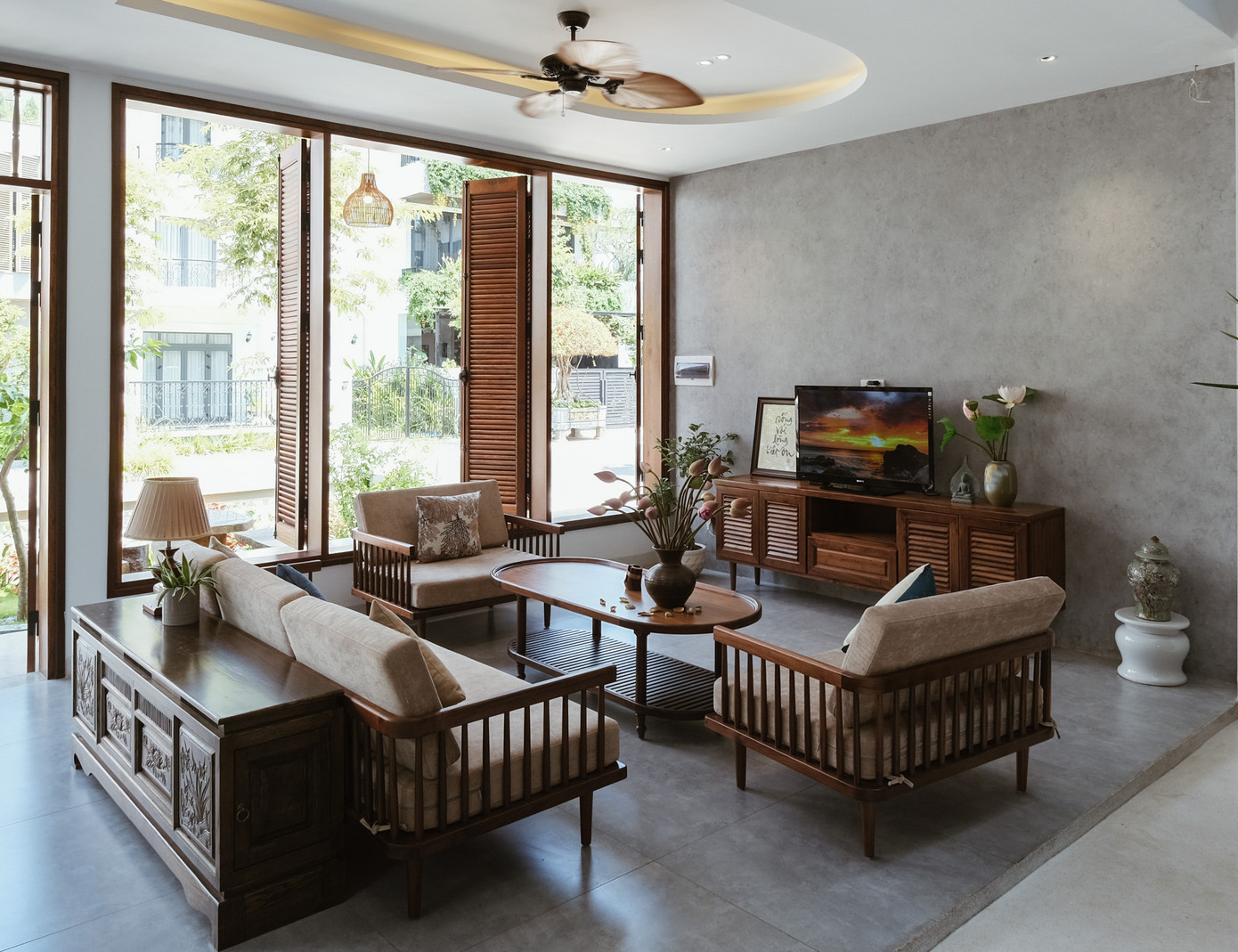 Nội thất của căn nhà được thiết kế theo phong cách indochine đan xen với vật dụng trang trí thô mộc như gỗ tự nhiên, gạch bông,.. mang đến sự thanh lịch, sang trọng nhưng vẫn nhã nhặn, gần gũi và ấm cúng. Nội thất của căn nhà được thiết kế theo phong cách indochine đan xen với vật dụng trang trí thô mộc như gỗ tự nhiên, gạch bông,.. mang đến sự thanh lịch, sang trọng nhưng vẫn nhã nhặn, gần gũi và ấm cúng.