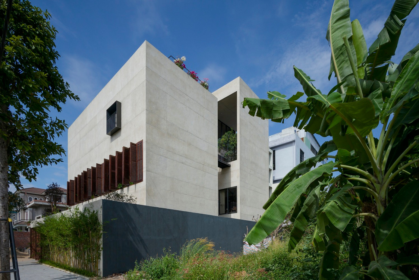 Công trình trong hình được xây dựng trên lô đất 15mx18m, tách thành 2 căn biệt thự nhỏ với đầy đủ công năng và hệ thống giao thông riêng biệt nên có thể sử dụng linh hoạt theo nhiều hình thức như cho thuê từng phần hoặc toàn bộ. Công trình trong hình được xây dựng trên lô đất 15mx18m, tách thành 2 căn biệt thự nhỏ với đầy đủ công năng và hệ thống giao thông riêng biệt nên có thể sử dụng linh hoạt theo nhiều hình thức như cho thuê từng phần hoặc toàn bộ.