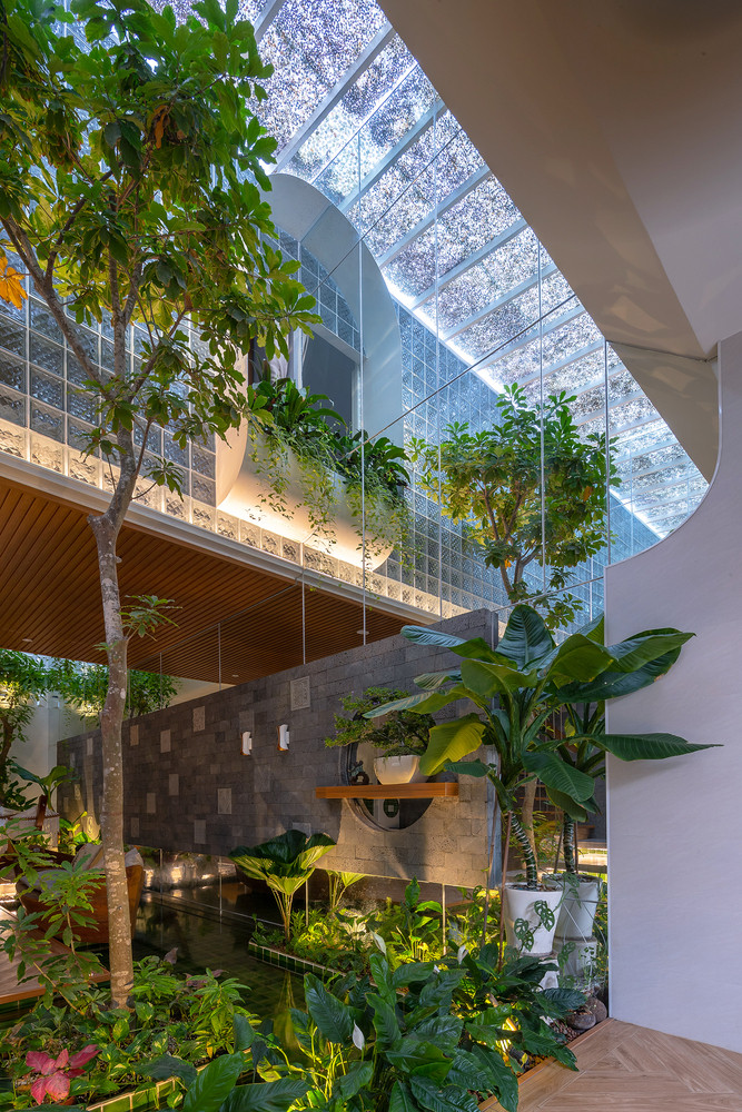 Chủ nhân của ngôi nhà này mong muốn có một diện tích lớn để trồng cây và nuôi cá Koi với phong cách tối giản và rộng rãi trong nhà. Do đó, kiến trúc sư đã tạo ra mẫu nhà cho phép gia chủ duy trì thói quen sinh hoạt hằng ngày như khu thư giãn (có võng), khu riêng tư và khu kinh doanh. Chủ nhân của ngôi nhà này mong muốn có một diện tích lớn để trồng cây và nuôi cá Koi với phong cách tối giản và rộng rãi trong nhà. Do đó, kiến trúc sư đã tạo ra mẫu nhà cho phép gia chủ duy trì thói quen sinh hoạt hằng ngày như khu thư giãn (có võng), khu riêng tư và khu kinh doanh.