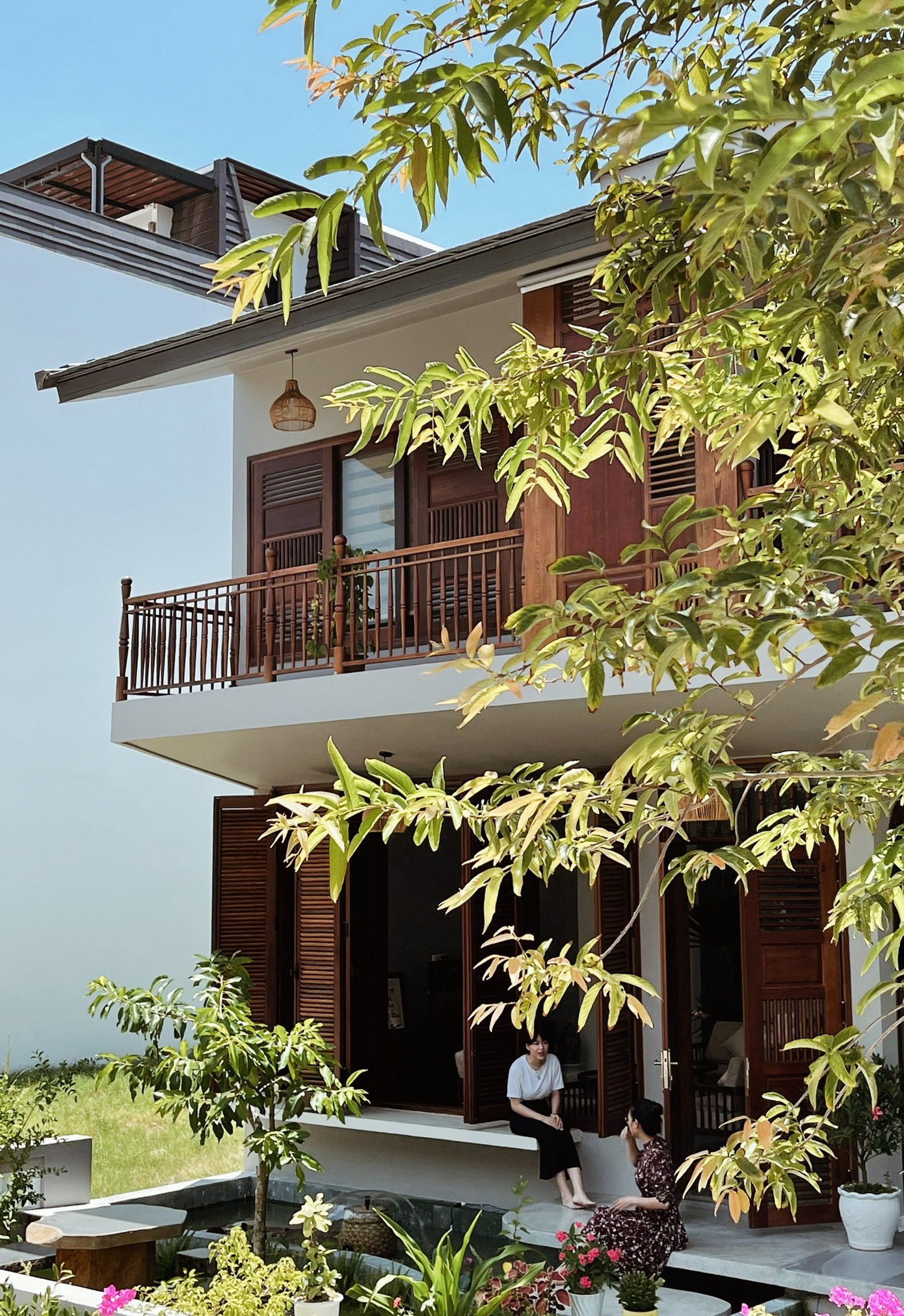 Phần mái được lấy ý tưởng từ các nếp mái truyền thống, việc bố trí mái ngoài tác dụng che nắng từ hướng Tây còn tô điểm thêm cho nét hoài cổ của ngôi nhà. Phần mái được lấy ý tưởng từ các nếp mái truyền thống, việc bố trí mái ngoài tác dụng che nắng từ hướng Tây còn tô điểm thêm cho nét hoài cổ của ngôi nhà.